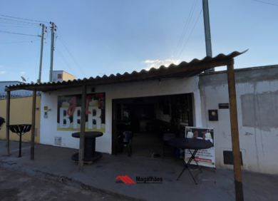 CASA À VENDA COM PONTO COMERCIAL